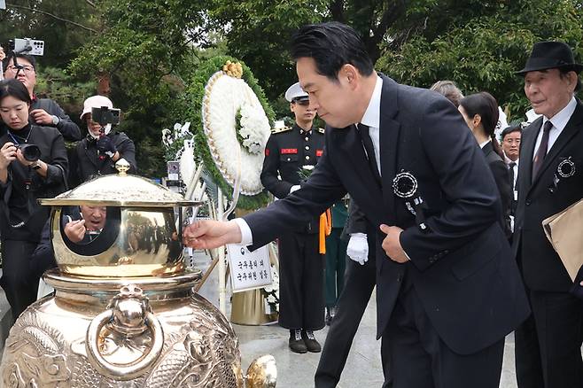 장동혁 국민의힘 대표가 26일 국립서울현충원에서 열린 박정희 전 대통령 서거 46주기 추모식에 참석해 박 전 대통령 묘소에 분향하고 있다. 한주형 기자