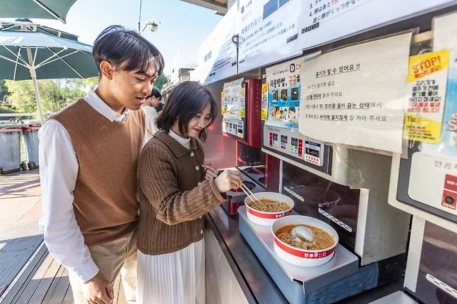 동남아시아에서 온 외국인 관광객 커플이 '편의점 라면'을 만들면서 즐거워하고 있다. 한국관광공사