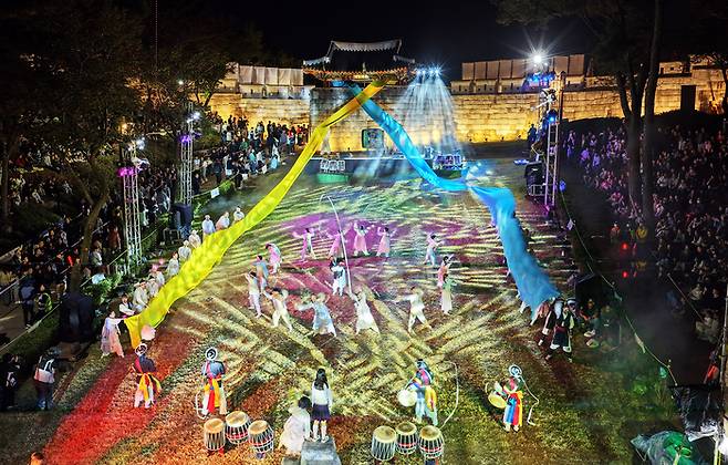25일 오후 부산시 동래구가 주최한 제31회동래읍성역사축제 북문광장에서 임진왜란 당시 치열했던 동래성 전투를 재현한 실경 뮤지컬 ‘외로운 성’야간공연이 펼쳐지고 있다.‘동래성 사람들, 역사와 미래를 잇다’라는 새로운 슬로건으로 열리는 올해 축제는 동래성 항전 이야기에 4차 산업 기술을 접목한 새로운 체험과 공연으로 오늘까지 열린다./ 동래구청