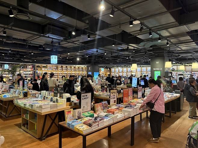 성남시 분당구에 위치한 현대백화점 판교점 지하 2층 교보문고 전경. [사진=현대백화점 제공]