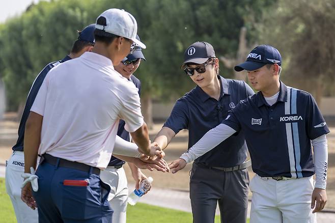 제16회 아시아 퍼시픽 아마추어 챔피언십(AAC)이 열리는 아랍에미리트(UAE) 두바이 에미레이트 골프클럽 마즐리스 코스를 찾은 R&A 홍보대사 송중기가 한국 선수들을 격려하고 있다. R&A