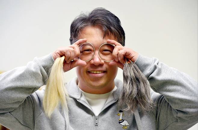 이해신 카이스트 교수는 매경과 인터뷰하면서 다양한 아이디어를 쏟아냈다. 그의 실험실에서는 곱슬머리를 펴는 헤어 제품뿐 아니라 폴리페놀의 지혈 기능을 활용한 지혈 반창고, 폴리페놀로 소화기관을 코팅해 칼로리 흡수를 줄여주는 다이어트 제품도 연구 중이다. [이해신 교수 제공]