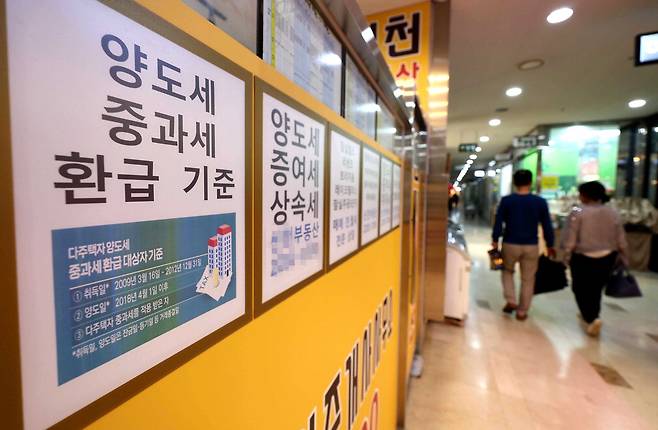 부동산 세제 개편 논의가 올해를 넘길 것으로 전망되는 가운데 정부가 부동산 세제 개편 범위를 취득세·재산세·종합부동산세의 지방자치단체 교부 기준으로까지 확대하는 방안을 검토하고 나섰다. 사진은 서울 시내 한 부동산에 세금 관련 안내문이 붙어 있는 모습.  한주형 기자