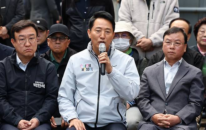 오세훈 서울시장이 24일 서울 노원구 상계5 재정비촉진구역을 방문한 뒤 주민들과 간담회를 하고 있다. [연합뉴스]