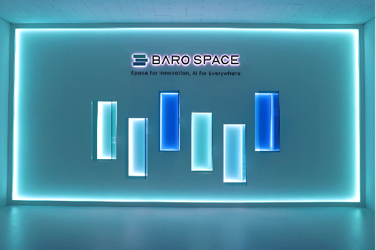 바로AI의 하이브리드 AI 컴퓨팅센터(HACC)를 상징하는 셀 구조 디자인과 브랜드 슬로건 ‘Space for Innovation, AI for Everywhere’가 조화를 이루고 있다. (사진=바로AI)