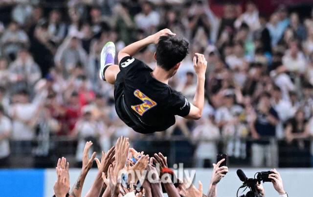 2025년 8월 3일 오후 서울월드컵경기장에서 쿠팡플레이 시리즈 '토트넘 홋스퍼 FC와 뉴캐슬 유나이티드 FC'의 경기가 열렸다.토트넘에서 마지막 경기를 뛴 손흥민이 경기 후 동료들의 헹가래를 받고 있다./마이데일리 DB