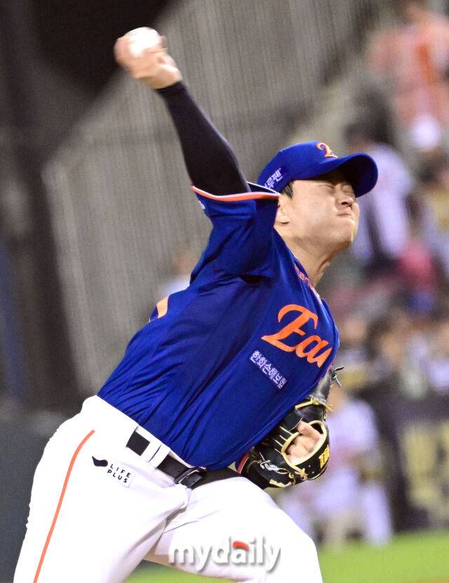 2025년 8월 9일 오후 서울 잠실구장에서 열린 '2025 신한 SOL뱅크 KBO 리그' 한화 이글스와 LG 트윈스의 경기. 한화 김종수가 6회말 역투하고 있다./마이데일리