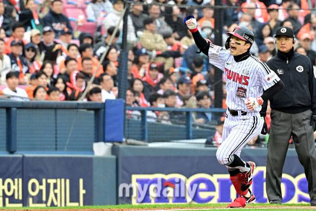 26일 오후 서울 잠실야구장에서 진행된 '2025 신한 SOL Bank KBO 한국시리즈 1차전' 한화 이글스와 LG 트윈스의 경기.LG 박해민이 5회초 선두타자로 등장해 한화 문동주를 상대로 솔로 홈런을 때린 뒤 기뻐하고 있다./잠실-곽경훈 기자