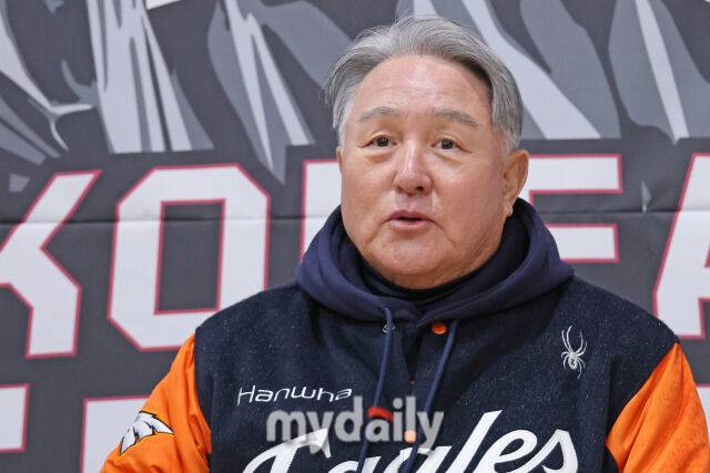 2025년 10월 26일 오후 서울 송파구 잠실야구장에서 열리는 '2025 신한 SOL Bank KBO 한국시리즈 1차전' 한화 이글스와 LG 트윈스의 경기 전 한화 김경문 감독이 취재진과 인터뷰를 하고 있다./잠실=곽경훈 기자