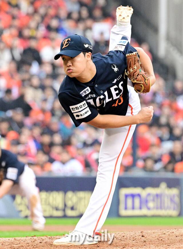 26일 오후 서울 잠실야구장에서 진행된 '2025 신한 SOL Bank KBO 한국시리즈 1차전' 한화 이글스와 LG 트윈스의 경기. 한화 정우주가 구원 등판해 역투를 펼치고 있다./잠실=곽경훈 기자