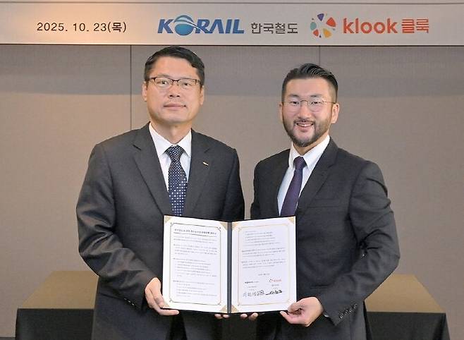 한국철도공사 이민성 고객마케팅단 단장(왼쪽)과 클룩 이준호 한국 지사장(오른쪽)이 철도 승차권 판매 계약 체결식에서 기념 촬영을 하고 있다.