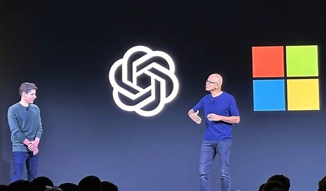 샘 올트먼(왼쪽) 오픈AI 최고경영자(CEO)와 사티아 나델라 마이크로소프트 CEO. [AP]