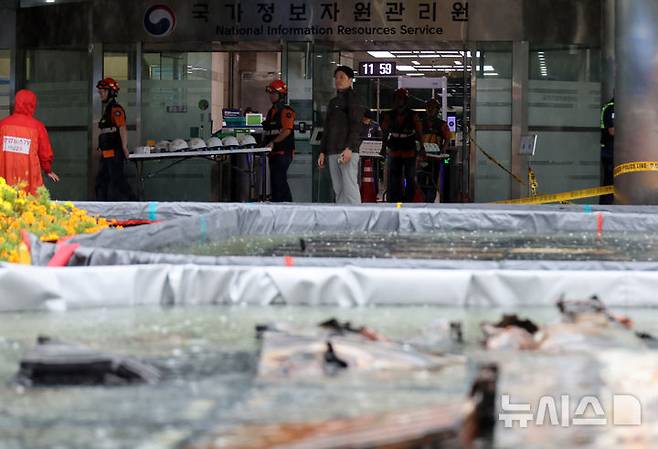 [대전=뉴시스] 강종민 기자 = 지난달 28일 화재가 완진된 대전 유성구 국가정보자원관리원에서 소방대원들이 바쁘게 움직이고 있다. 2025.09.28. ppkjm@newsis.com