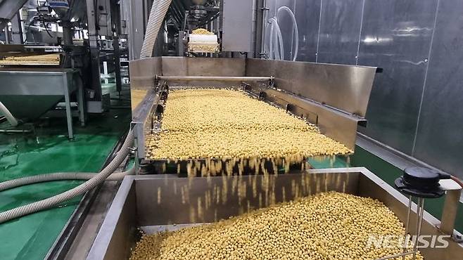 [베이징=뉴시스] 박정규 특파원 =사진은 지난해 7월 23일 중국 베이징 핑구구의 풀무원 중국법인 제2공장에서 두부 제조를 위한 대두가 공정을 거치는 모습. 2024.7.27 pjk76@newsis.com