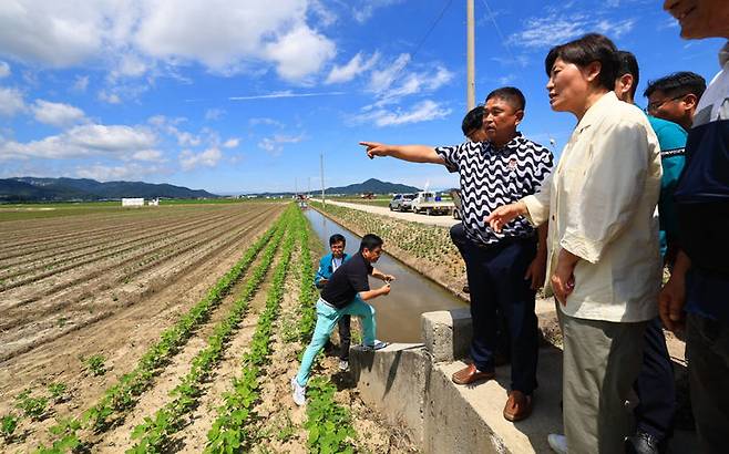 [세종=뉴시스] 강종민 기자 = 사진은 송미령 농림축산식품부 장관이 지난 6월 29일 전북 부안군 행안면의 논콩 전문생산단지를 살펴보며 농업인의 의견을 경청하고 있는 모습. (사진=농식품부 제공) 2025.06.30. photo@newsis.com *재판매 및 DB 금지