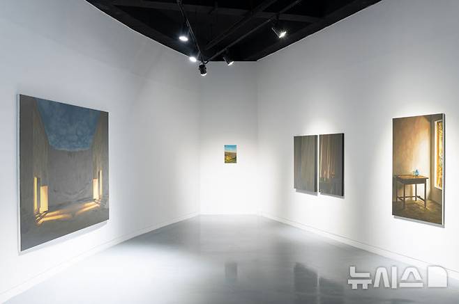 [성남=뉴시스] 정보영 작가의 '그림 속의 그림' 전시 전경(사진=성남시 제공) 2025.10.26.photo@newsis.com