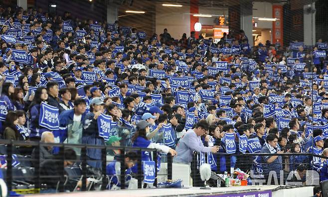 [대전=뉴시스] 황준선 기자 = 24일 대전 중구 한화생명볼파크에서 열린 2025 KBO 포스트시즌 플레이오프 5차전 삼성 라이온즈와 한화 이글스의 경기, 삼성 팬들이 응원전을 펼치고 있다. 2025.10.24. hwang@newsis.com