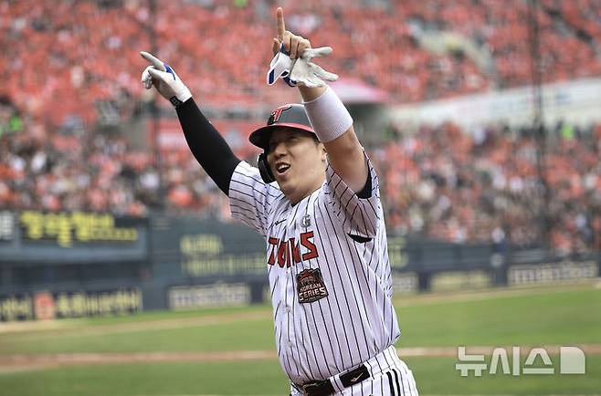 [서울=뉴시스] 정병혁 기자 = 26일 서울 송파구 잠실야구장에서 열린 2025 KBO 한국시리즈 1차전 한화 이글스와 LG 트윈스의 경기, 6회말 2사 1, 2루 상황 LG 김현수가 1타점 적시타를 친 뒤 교체돼 더그아웃을 향하며 기뻐하고 있다.  2025.10.26. jhope@newsis.com