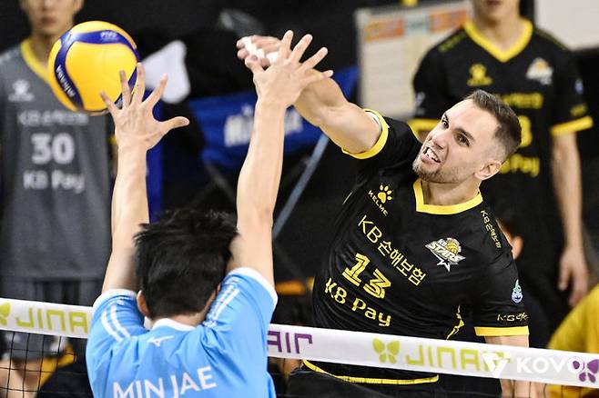 [서울=뉴시스] 프로배구 KB손해보험 비예나가 26일 경기 의정부 경민대 체육관에서 열린 진에어 2025~2026 V-리그 남자부 대한항공과의 경기에서 공격을 시도하고 있다. (사진=KOVO 제공) 2025.10.26. *재판매 및 DB 금지