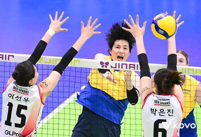 [서울=뉴시스] 프로배구 현대건설 김희진이 26일 수원실내체육관에서 열린 진에어 2025~2026 V-리그 여자부 정관장과의 경기에서 공격을 시도하고 있다. (사진=KOVO 제공) 2025.10.26. *재판매 및 DB 금지