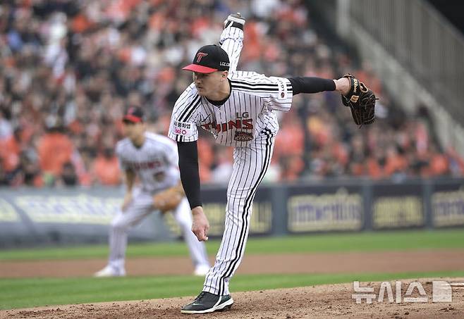 [서울=뉴시스] 정병혁 기자 = 26일 서울 송파구 잠실야구장에서 열린 2025 KBO 한국시리즈 1차전 한화 이글스와 LG 트윈스의 경기, 4회초 2사 주자없는 상황 한화 하주석 타석 때 LG 선발 톨허스트가 역투하고 있다. 2025.10.26. jhope@newsis.com