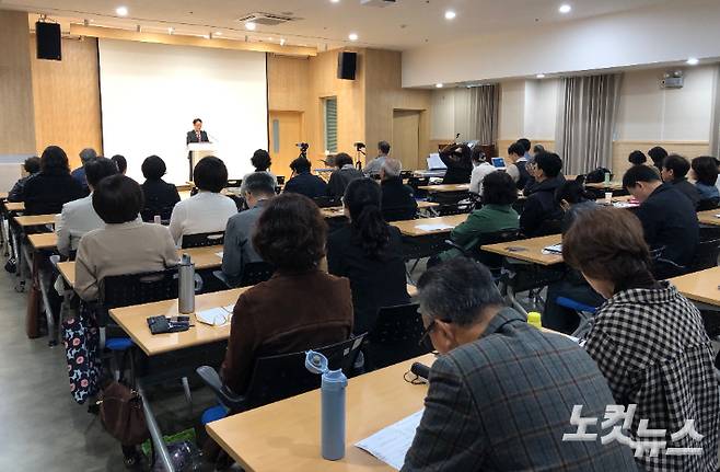 교회개혁실천연대가 26일 고양시 일산서구 고양시장애인종합복지관 강당에서 주날개그늘교회와 함께 '너희는 세상의 빛이다(마태복음 5:14)'를 주제로 종교개혁주일 연합예배를 드리고 있다. 장세인 기자