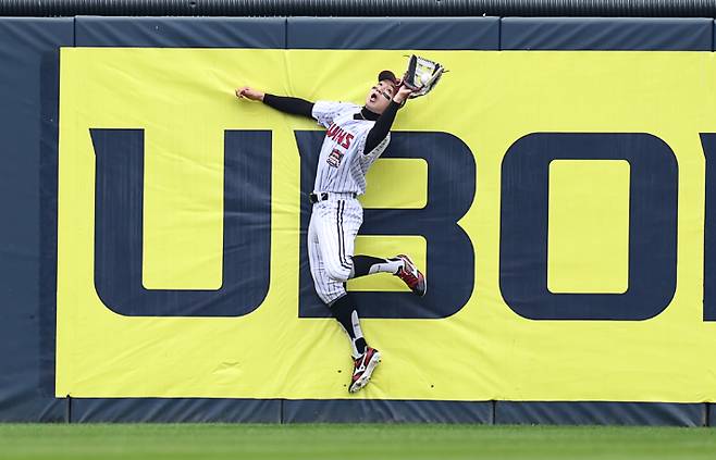 26일 서울 잠실야구장에서 열린 2025 프로야구 한국시리즈 1차전 한화 이글스 대 LG 트윈스 경기. 1회 초 1사 1루 때 LG 박해민이 한화 문현빈의 장타를 잡고 있다. 연합뉴스