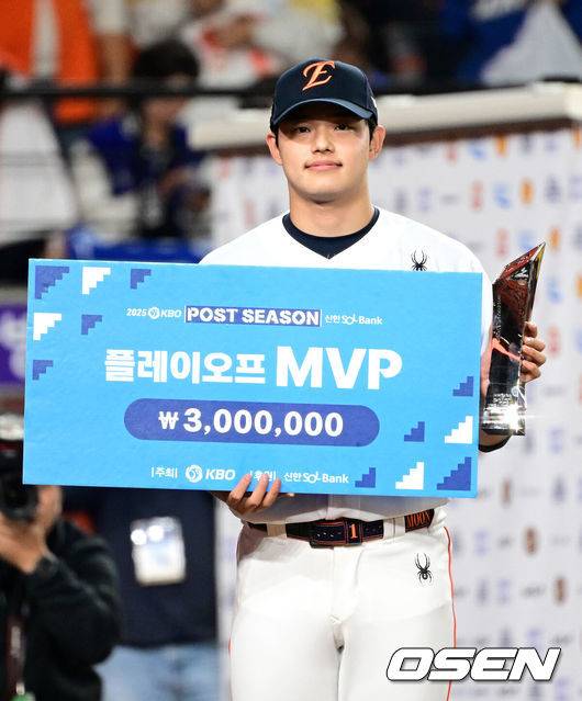 [OSEN=대전, 이대선 기자] 프로야구 한화 이글스는 24일 대전 한화생명볼파크에서 열린 2025 신한 SOL뱅크 KBO 플레이오프(5전 3선승제) 삼성 라이온즈와의 5차전에서 11-2 완승을 거뒀다.정규시즌 2위에 올라 플레이오프에 직행한 한화는 시리즈 전적 3승 2패로 한국시리즈행 티켓을 거머쥐었다. 2006년 이후 19년 만에 한국시리즈 진출이다. 반면 NC 다이노스와 와일드카드 결정전(1승 1패), SSG 랜더스와 준플레이오프(3승 1패)를 거쳐 플레이오프에 오른 4위 삼성은 투혼의 명승부에도 2년 연속 한국시리즈 진출이 좌절됐다.&nbsp;경기 종료 후 플레이오프 MVP를 수상한 한화 문동주가 포즈를 취하고 있다. 2025.10.24 /sunday@osen.co.kr