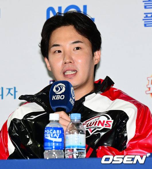 [OSEN=잠실, 지형준 기자] 25일 오후 서울 잠실야구장에서 2025 신한 SOL뱅크 KBO 한국시리즈 미디어데이가 열렸다.2023시즌 통합우승 이후 2년 만에 통합우승을 노리는 LG는 염경엽 감독과 주장 박해민, 임찬규, 2006년 이후 19년 만에 한국시리즈 무대에 오른 한화에서는 김경문 감독과 주장 채은성, 정우주가 참석했다. LG 임찬규가 출사표를 말하고 있다. 2025.10.25 /jpnews@osen.co.kr