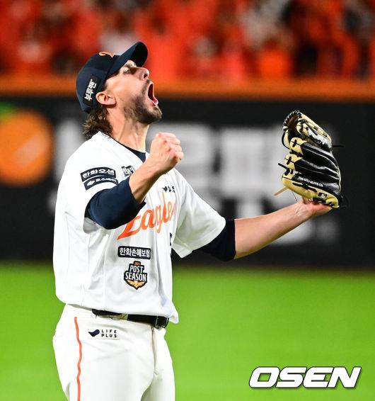 [OSEN=대전, 지형준 기자] 드디어 한화 이글스에 우승의 때가 왔다.프로야구 한화 이글스는 24일 대전 한화생명볼파크에서 열린 2025 신한 SOL뱅크 KBO 플레이오프(5전 3선승제) 삼성 라이온즈와의 5차전에서 11-2 완승을 거뒀다.정규시즌 2위에 올라 플레이오프에 직행한 한화는 시리즈 전적 3승 2패로 한국시리즈행 티켓을 거머쥐었다. 2006년 이후 19년 만에 한국시리즈 진출이다. 반면 NC 다이노스와 와일드카드 결정전(1승 1패), SSG 랜더스와 준플레이오프(3승 1패)를 거쳐 플레이오프에 오른 4위 삼성은 투혼의 명승부에도 2년 연속 한국시리즈 진출이 좌절됐다.&nbsp;경기를 마치고 한화 와이스가 승리를 기뻐하고 있다. 2025.10.24 /jpnews@osen.co.kr