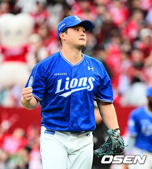 [OSEN=인천, 지형준 기자] 9일 인천 SSG랜더스필드에서 2025 신한 SOL뱅크 KBO리그 준플레이오프(5전 3선승제) 1차전 SSG 랜더스와 삼성 라이온즈의 경기가 열렸다.SSG은 화이트, 삼성은 최원태를 선발 투수로 내세웠다.6회말 수비를 마친 삼성 최원태가 주먹을 불끈 쥐고 있다. 2025.10.09 /jpnews@osen.co.kr