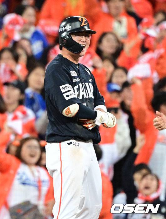 [OSEN=대구, 조은정 기자]21일 대구 삼성라이온즈파크에서 2025 신한 SOL Bank KBO리그 포스트시즌 플레이오프 3차전 삼성 라이온즈와 한화 이글스의 경기가 열렸다.홈팀 삼성은 후라도, 방문팀 한화는 류현진을 선발로 내세웠다.4회초 2사 2루에서 한화 이도윤이 적시타를 날린 뒤 기뻐하고 있다. 2025.10.21 /cej@osen.co.kr