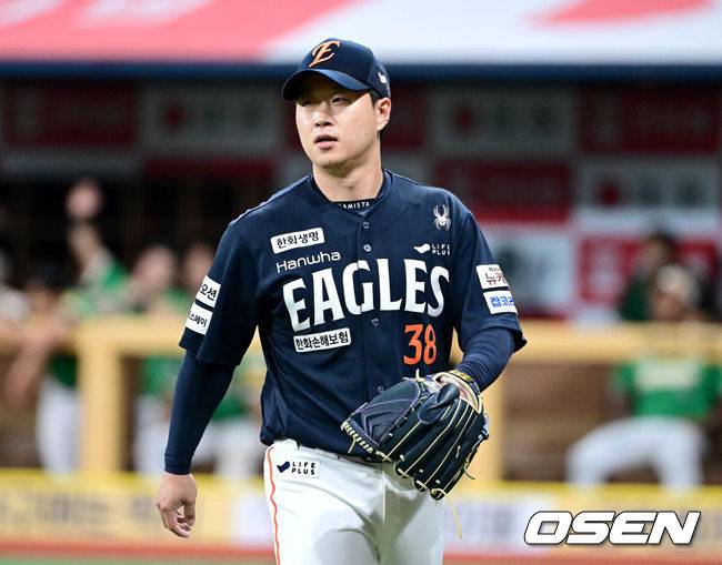 [OSEN=고척, 최규한 기자] 6일 서울 고척스카이돔에서 ‘2025 신한 SOL Bank KBO리그’ 키움 히어로즈와 한화 이글스의 경기가 열렸다.홈팀 키움은 박주성, 방문팀 한화는 라이언 와이스를 선발로 내세웠다.8회말 2사 1, 3루 상황 마운드에 오른 한화 김종수가 실점없이 이닝을 마친 뒤 더그아웃으로 향하고 있다. 2025.07.06 / dreamer@osen.co.kr