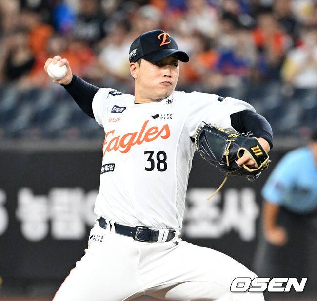 [OSEN=대전, 이대선 기자] 20일 오후 대전 한화생명볼파크에서 2025 신한 SOL Bank KBO리그 한화 이글스와 두산 베어스의 경기가 열렸다.한화는 조동욱, 두산은 곽빈을 선발로 내세웠다.3회초 1사 2,3루에서 한화 김종수가 역투하고 있다. 2025.08.20 /sunday@osen.co.kr