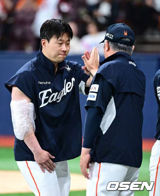 [OSEN=고척, 최규한 기자] 프로야구 한화 이글스가 치열한 에이스 선발 맞대결에서 승리를 거뒀다.&nbsp;한화는 4일 서울 고척스카이돔에서 열린 ‘2025 신한은행 SOL Bank KBO리그’ 키움 히어로즈와의 경기에서 2-1로 승리했다.&nbsp;선발투수 코디 폰세는 7이닝 5피안타 1볼넷 11탈삼진 1실점으로 호투했지만 승패없이 물러났다. 노시환은 시즌 16호 홈런을 쏘아올리며 결승타의 주인공이 됐다. 경기를 마치고 승리투수  한화 김종수가 김경문 감독과 인사를 나누고 있다. 2025.07.04 / dreamer@osen.co.kr