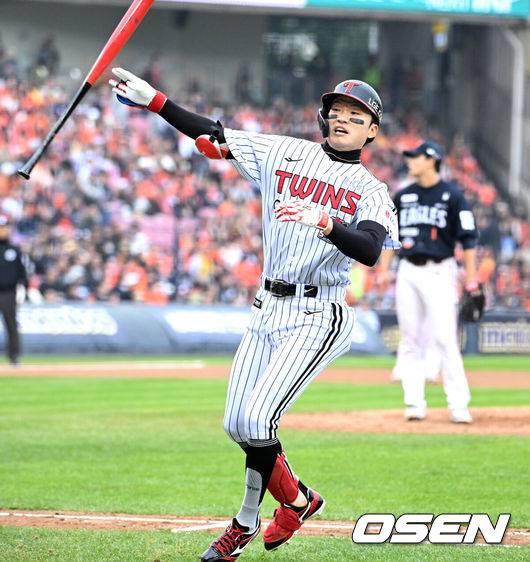 [OSEN=잠실, 이대선 기자] 26일 오후 서울 잠실야구장에서 2025 신한 SOL Bank KBO리그 포스트시즌 한국시리즈 1차전 LG 트윈스와 한화 이글스의 경기가 열렸다.LG는 앤더스 톨허스트, 한화는 문동주를 선발 투수로 내세웠다.5회말 무사에서 LG 박해민이 우월 솔로 홈런을 치고 환호하고 있다. 2025.10.26 /sunday@osen.co.kr