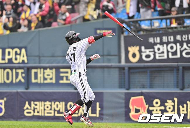 [OSEN=잠실, 박준형 기자] 26일 오후 서울 잠실야구장에서 2025 신한 SOL Bank KBO리그 포스트시즌 한국시리즈 1차전 LG 트윈스와 한화 이글스의 경기가 열렸다.LG는 앤더스 톨허스트, 한화는 문동주를 선발 투수로 내세웠다.5회말 LG 선두타자 박해민이 솔로홈런을 날리고 방망이를 던지고 있다.   2025.10.26 / soul1014@osen.co.kr