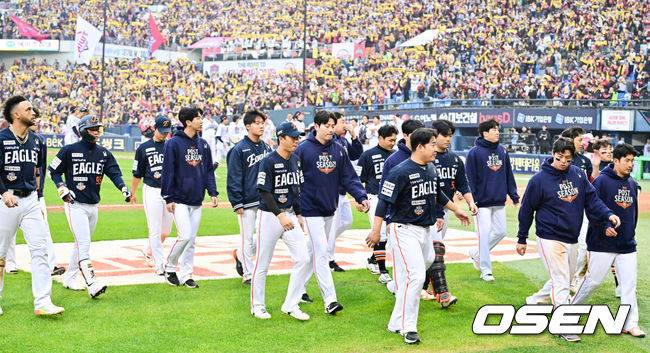 [OSEN=잠실, 박준형 기자] 한 달 가까이 쉰 정규시즌 1위팀이 한국시리즈 1차전에서 이렇게 맹타를 휘두른 경기가 있었나. LG가 시리즈 기선을 제대로 제압하고 우승확률 73.2%를 따냈다. 프로야구 LG 트윈스는 26일 서울 잠실구장에서 열린 2025 신한 SOL뱅크 KBO 한국시리즈(7전 4선승제) 한화 이글스와의 1차전에서 8-2로 승리했다. 경기종료후 한화 선수들이 패배에 아쉬워하고 있다.   2025.10.26 / soul1014@osen.co.kr