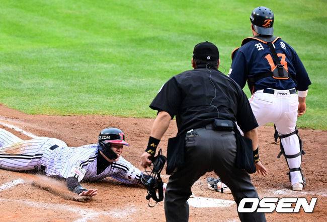 [OSEN=잠실, 지형준 기자] 26일 오후 서울 잠실야구장에서 2025 신한 SOL Bank KBO리그 포스트시즌 한국시리즈 1차전 LG 트윈스와 한화 이글스의 경기가 열렸다.LG는 앤더스 톨허스트, 한화는 문동주를 선발 투수로 내세웠다.6회말 2사 1,2루에서 LG 홍창기가 김현수의 좌전 적시타에 홈에서 슬아이딩 세이프되고 있다. 2025.10.26 /jpnews@osen.co.kr