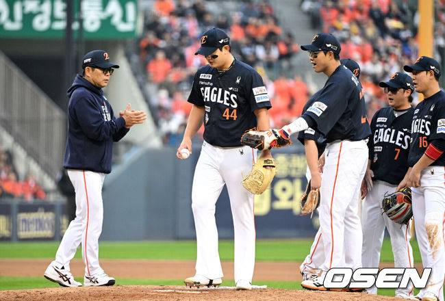 [OSEN=잠실, 이대선 기자] 26일 오후 서울 잠실야구장에서 2025 신한 SOL Bank KBO리그 포스트시즌 한국시리즈 1차전 LG 트윈스와 한화 이글스의 경기가 열렸다.LG는 앤더스 톨허스트, 한화는 문동주를 선발 투수로 내세웠다.8회말 2사에서 한화 김서현이 투구를 준비하고 있다. 2025.10.26 /sunday@osen.co.kr