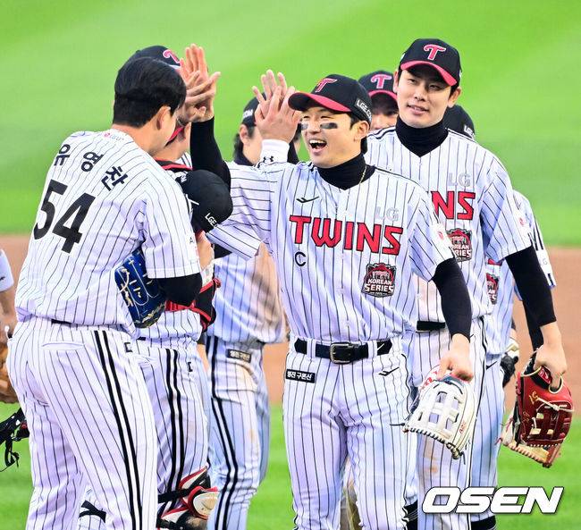 [OSEN=잠실, 지형준 기자] 한 달 가까이 쉰 정규시즌 1위팀이 한국시리즈 1차전에서 이렇게 맹타를 휘두른 경기가 있었나. LG가 시리즈 기선을 제대로 제압하고 우승확률 73.2%를 따냈다. 프로야구 LG 트윈스는 26일 서울 잠실구장에서 열린 2025 신한 SOL뱅크 KBO 한국시리즈(7전 4선승제) 한화 이글스와의 1차전에서 8-2로 승리했다. 정규시즌 1위 LG는 시리즈 기선제압에 성공하며 우승확률 73.2%(41번 중 30번)를 차지했다. 반면 2위 한화는 플레이오프에서 삼성 라이온즈를 3승 2패로 제압하고 2006년 이후 19년 만에 한국시리즈 무대를 밟았지만, 첫 술에 배를 불리지 못했다. LG는 2023년 이후 2년, 한화는 1999년 이후 26년 만에 우승에 도전한다. 경기를 마치고 LG 선수들이 승리를 기뻐하고 있다. 2025.10.26 /jpnews@osen.co.kr