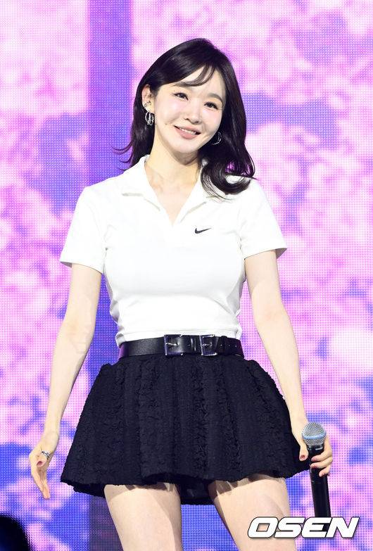 [OSEN=이대선 기자] 7,000명의 여성 러너들과 함께하는 ‘애프터 다크 투어 서울 10K(AFTER DARK TOUR SEOUL 10K’ 행사가 10일 오후 서울 여의도에서 개최됐다.‘나이키 애프터 다크 투어(After Dark Tour)’는 짜릿한 분위기, 목표 달성을 통한 성취감 그리고 러닝 스타일이 하나로 어우러진 축제의 장으로, 여성 러너들이 하나 된 공동체로 자신감을 고취할 수 있도록 기획됐다. 레이스 종료 후에는 미야오, 다비치, 크러쉬의 축하 퍼포먼스, 셀레브레이션 ‘드론 쇼’ 포함한 애프터 파티가 펼쳐졌다.가수 다비치 강민경이 애프터 파티 공연을 펼치고 있다. 2025.05.10 /sunday@osen.co.kr