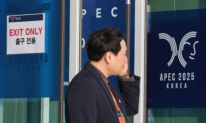 2025 경주 아시아태평양경제협력체(APEC) 정상회의 주간 개막을 하루 앞둔 26일 운영을 시작한 경북 경주 보문단지 내 국제미디어센터(IMC)모습.&nbsp;연합뉴스
