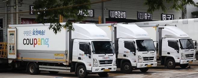 고용노동부가 쿠팡 물류 자회사인 쿠팡풀필먼트서비스(CFS)의 일용직 노동자 취업규칙 변경 명령을 조만간 실시할 예정인 것으로 26일 파악됐다. 사진은 지난 8월 서울의 한 쿠팡 물류센터를 오가는 차량 모습. 연합뉴스