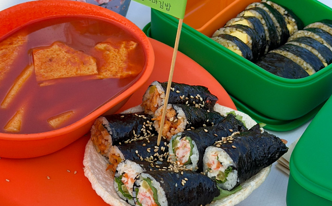 인구가 약 13만명에 불과한 작은 도시 경북 김천시가 최근 들썩이고 있다. 올해로 2회째인 ‘2025 김천김밥축제’가 인기를 끌고 있는 탓이다. 사진은 축제를 방문한 한 누리꾼이 올린 사진. 엑스(옛 트위터) 캡처