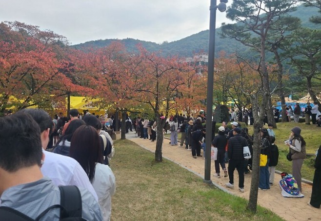 인구가 약 13만명에 불과한 작은 도시 경북 김천시가 최근 들썩이고 있다. 올해로 2회째인 ‘2025 김천김밥축제’가 인기를 끌고 있는 탓이다. 온라인 커뮤니티 캡처