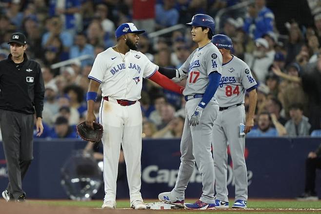 로스앤젤레스 다저스 오타니 쇼헤이가 26일(한국시간) 캐나다 온타리오주 토론토의 로저스 센터에서 열린 2025 미국 메이저리그(MLB) 월드시리즈 2차전 토론토 블루제이스와의 원정 경기에서 블라디미르 게레로 주니어와 대화하고 있다. 오타니는 이날 4타수 1안타 1득점, 게레로 주니어는 4타수 1안타를 기록했다. 로이터 연합뉴스