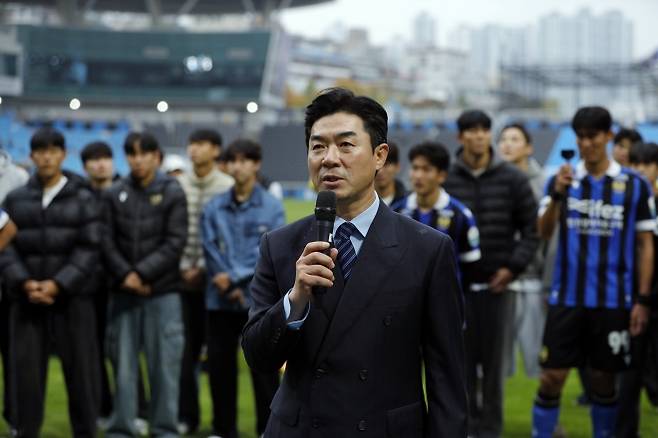 26일 오후 인천시 중구 도원동 인천축구전용경기장에서 열린 하나은행 K리그2 2025 36라운드 인천유나이티드와 경남FC의 경기에서 3대 0으로 승리, 조기 우승과 강등 1년 만에 다이렉트 승격을 확정한 윤정환 인천 감독이 서포터즈를 향해 감사 인사를 하고 있다.  2025.10.26/뉴스1