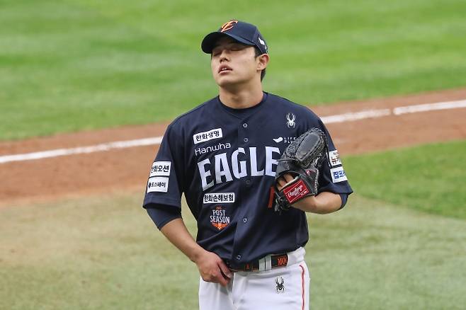 한화 이글스 문동주가 26일 서울 잠실야구장에서 열린 2025 KBO 한국시리즈 1차전 LG 트윈스와의 원정 경기에서 실점한 뒤 아쉬워하고 있다. 연합뉴스