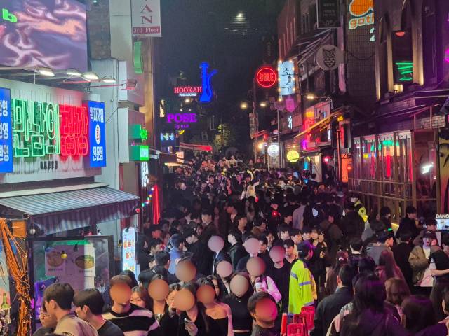 핼러윈을 앞둔 25일 서울 용산구 이태원 세계음식문화거리가 방문객들로 붐비고 있다. 정유나 기자